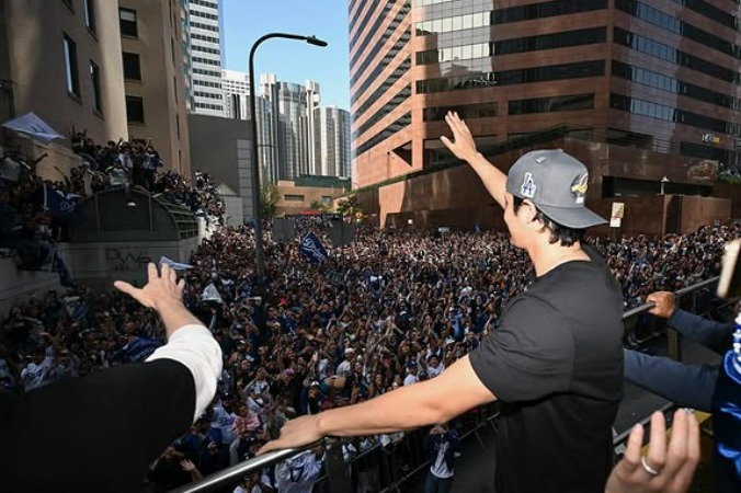 大谷翔平、LAで歓喜のパレード！沿道を埋め尽くすファンに「Thank you LA」感謝のメッセージ