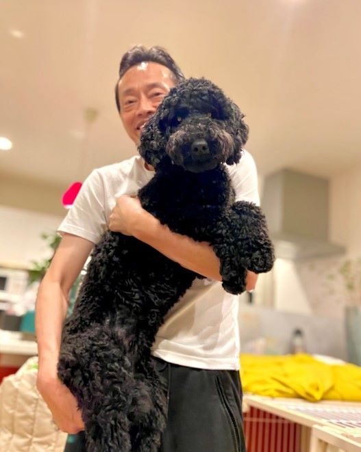 遠藤憲一、愛犬を抱いて笑顔を見せるも「腰、痛！」と投稿