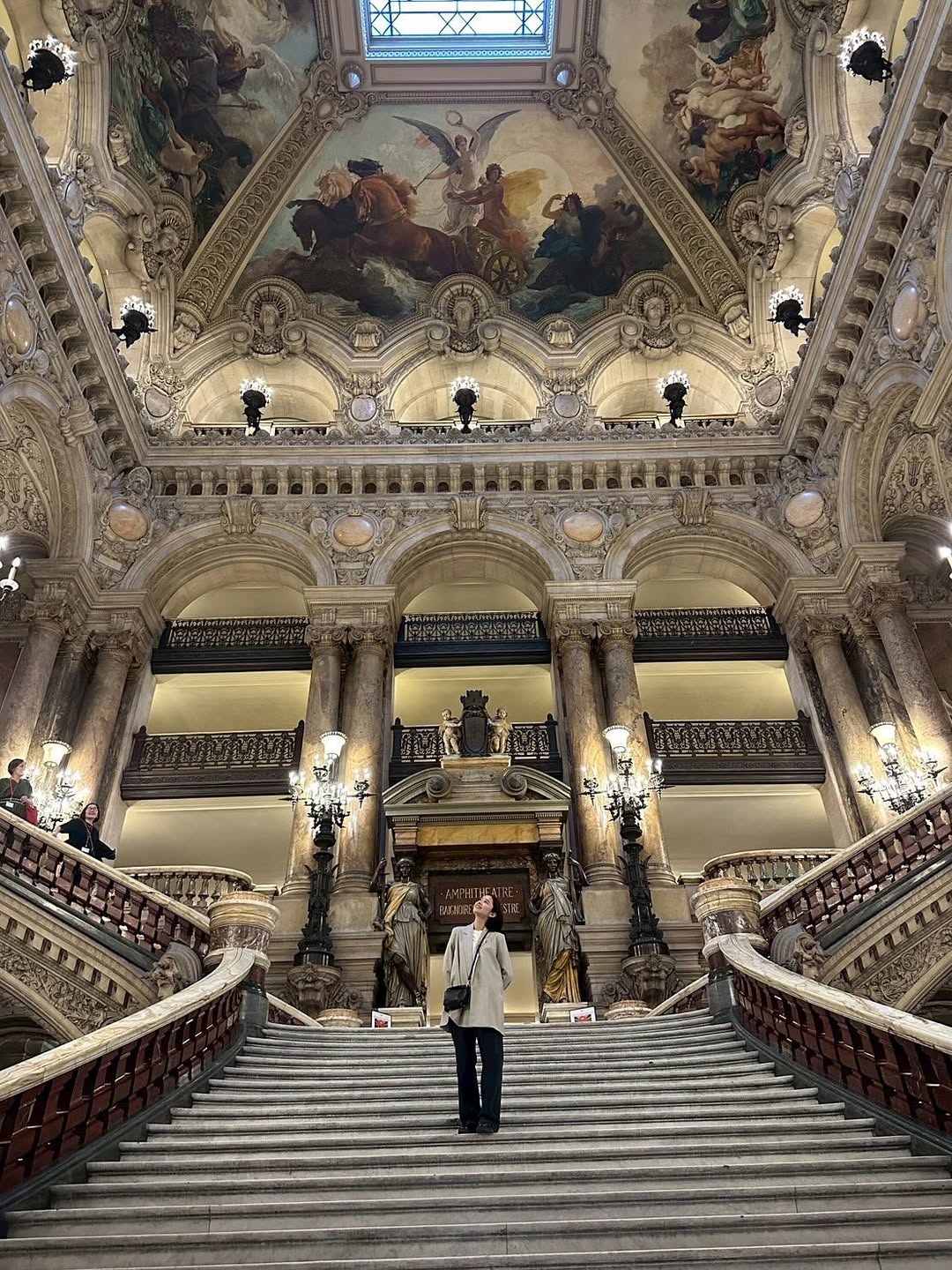 堀田真由がパリ満喫ショットを公開し、思い出を振り返る！