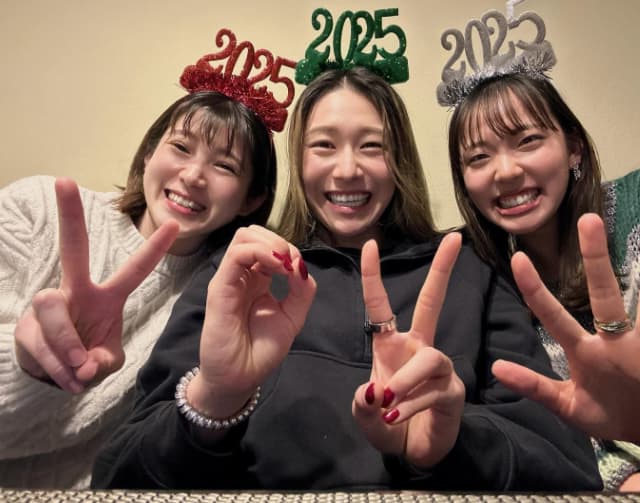 関菜々巳が石川真佑らと新年パーティー！仲良し笑顔ショットでファン魅了