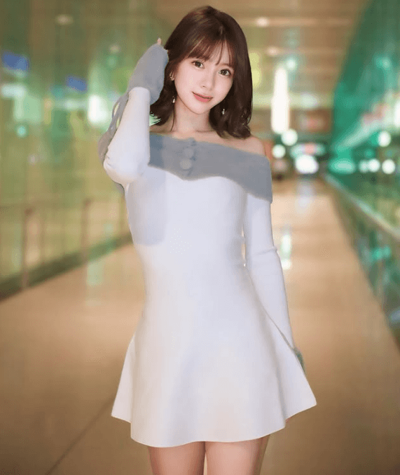 ”火の国”熊本のラウンドガール、通路もきらめかせる”ロマンティック・ミニワンピ姿”を披露！ファン恋落ちモードに突入「可愛いすぎやん」