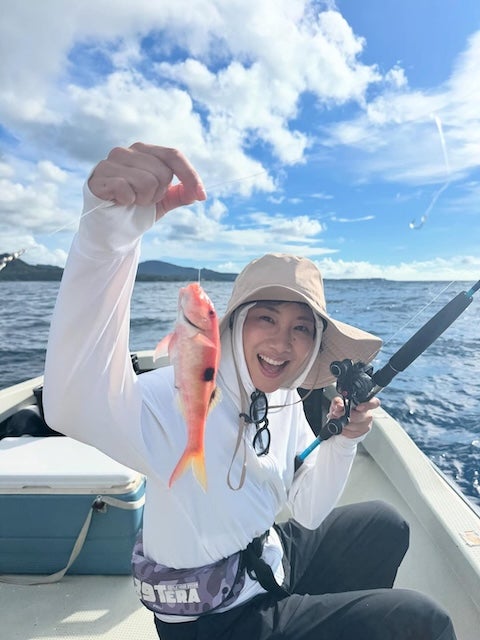 潮田玲子、船釣りで満面の笑顔「たくさん釣れて楽しいぃぃぃ〜」