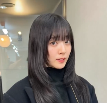 鈴木愛理が”暗髪ぱっつん”に！可愛すぎる表情にファン悶絶