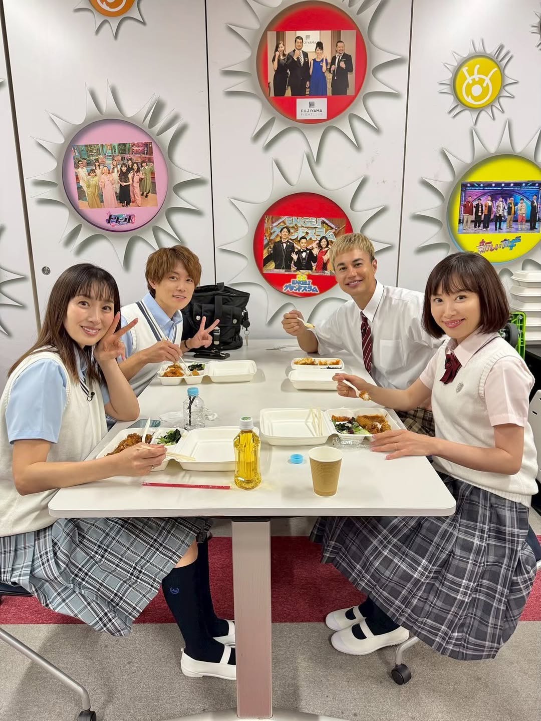 山口もえ、杉浦太陽・ユージらと制服姿で学食ショット？！「違和感ない」