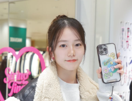 「透明感がやばい！」川口葵、キュートなストラップにテンションUP「スマホ可愛くしてる？」