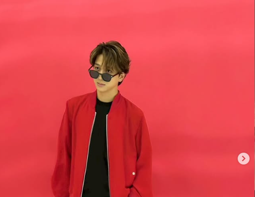 timelesz寺西拓人がベッドの上に横たわりながら赤いバラに包まれる幻想的なオフショットを更新