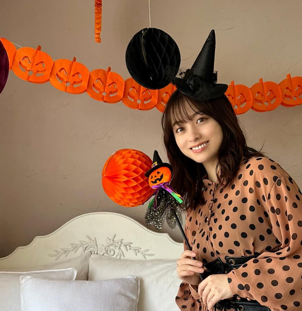橋本環奈のハロウィンコスプレ🎃に反響💖「かわい〜〜💓🥺似合いすぎ」「2番目でいいから付き合ってください😍」