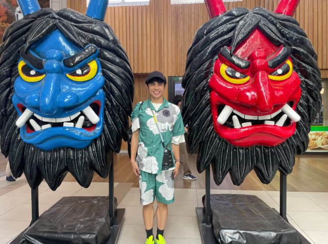 「ナマハゲ伝道師の資格持ってます。」小島よしおが秋田で営業！ナマハゲに挟まれた写真を投稿