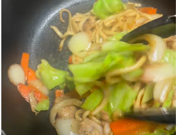 鈴木奈々、自宅でクッキング動画公開！「大好きな焼きうどんを作りました」