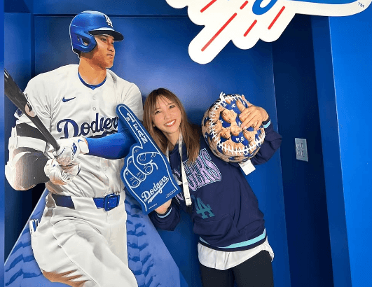「安定の可愛さ」野球美女子、ドジャースタジアムでの”メモリアル・ショット”の数々にファン歓喜！「キティちゃんの丸いやつ可愛い！」