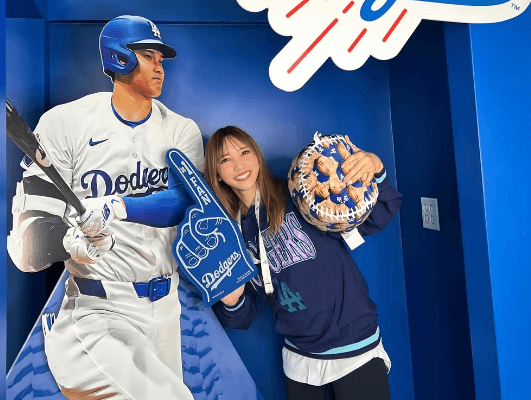 「安定の可愛さ」野球美女子、ドジャースタジアムでの”メモリアル・ショット”の数々にファン歓喜！「キティちゃんの丸いやつ可愛い！」