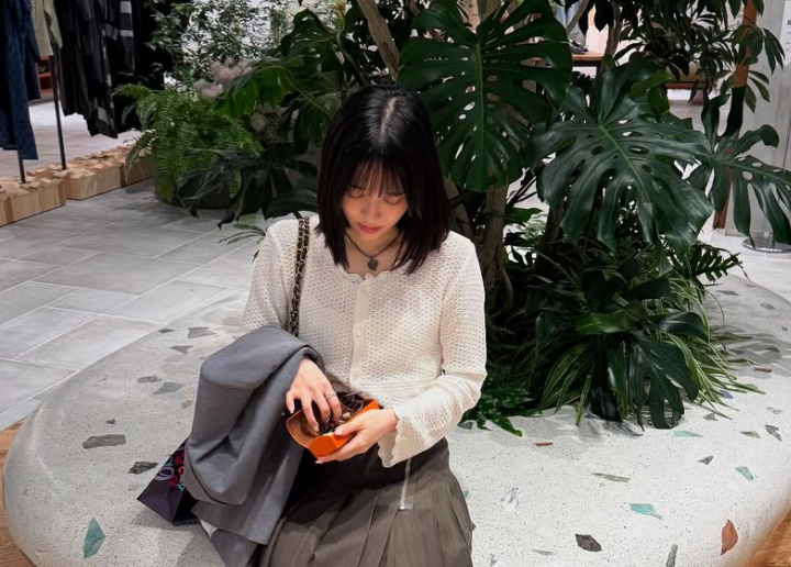 制服風スカートが話題！10代アイドルが見せた私服コーデに反響