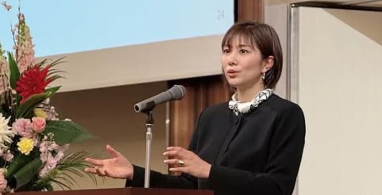 「いつもと違ってキリッとしてるね」潮田玲子がオールブラックコーデで講演会に登壇！