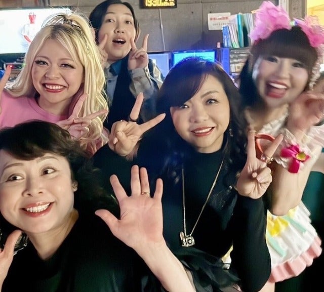 「たくさんの芸人が思い出話で大爆笑」ハイヒール・モモコがいくよくるよ姉さんを偲ぶ会に参加