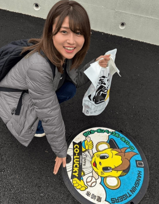 「かわいい！」キュートな野球好きシンガー、”世界に一つだけのマンホール”を発見に感激！レアショットにファンも歓喜