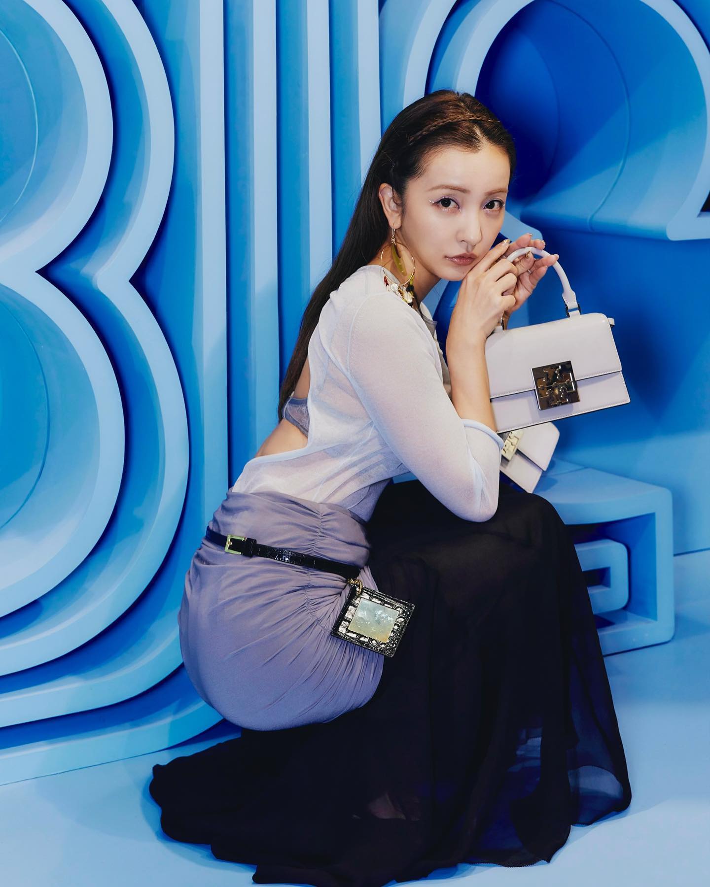 板野友美 背中の開いた大胆ショットにファン大興奮😂💓可愛すぎると話題に❗️