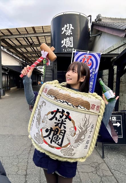 「CM決まってもいいんじゃ…」東雲うみの”酒そのものになった”姿にファンから絶賛の声が殺到！