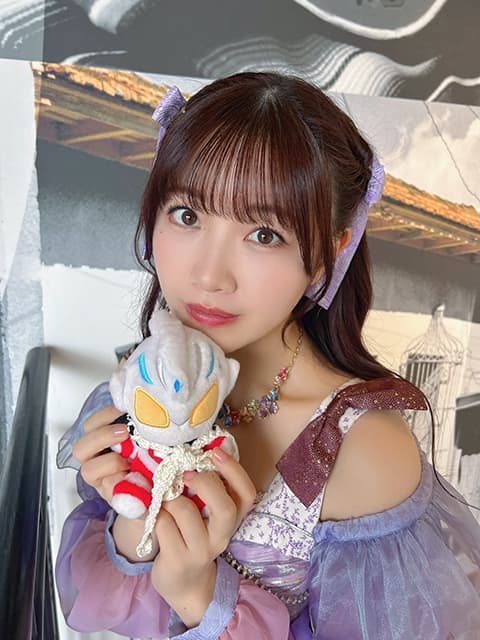 ARCANA PROJECT・桜野羽咲、『ウルトラマンアーク』のぬいぐるみとのオフショットを公開！