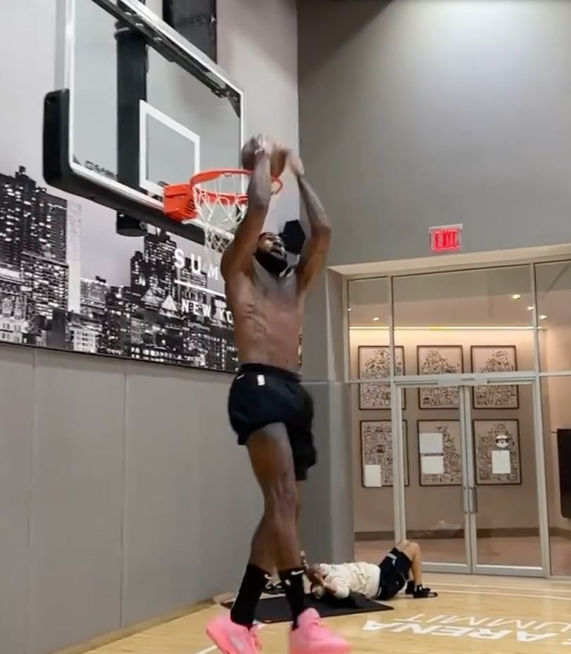 ”史上最強究極のバスケ選手”レブロン・ジェームズが練習の様子を投稿「👑」