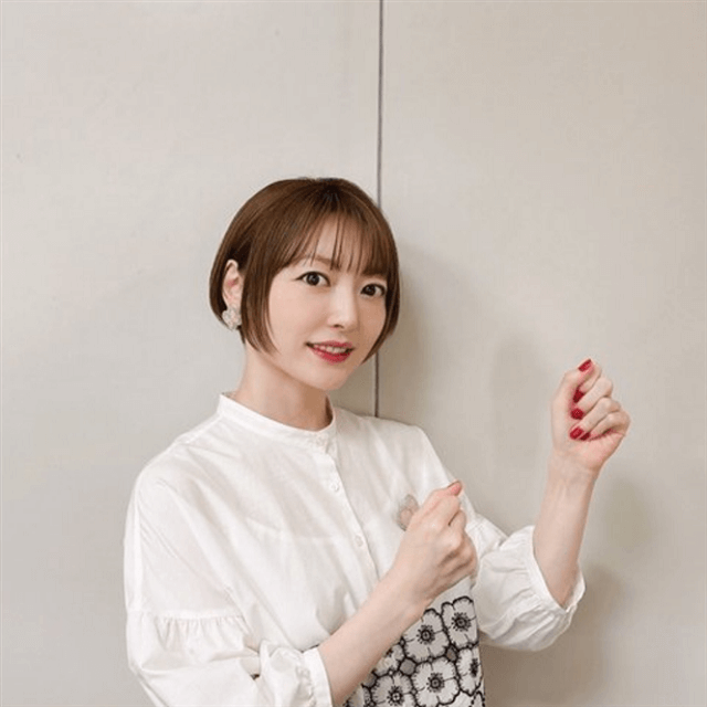 花澤香菜、白と黒の柄入りキュートルックで「ぽかぽか」出演のアピール！