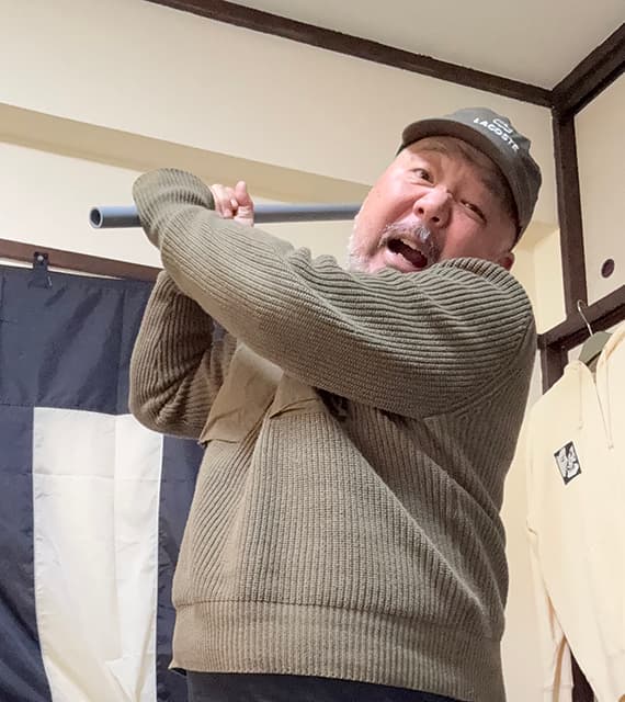 漫画家・村田らむ、鉄パイプならぬ”塩ビ管”での迫力の振り下ろしシーンを激写！