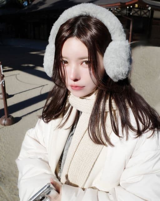 「イメチェンしてからより色気が増してる」益若つばさ、ホワイトコーデで幻想的な神社へ！おみくじの結果はいかに？！