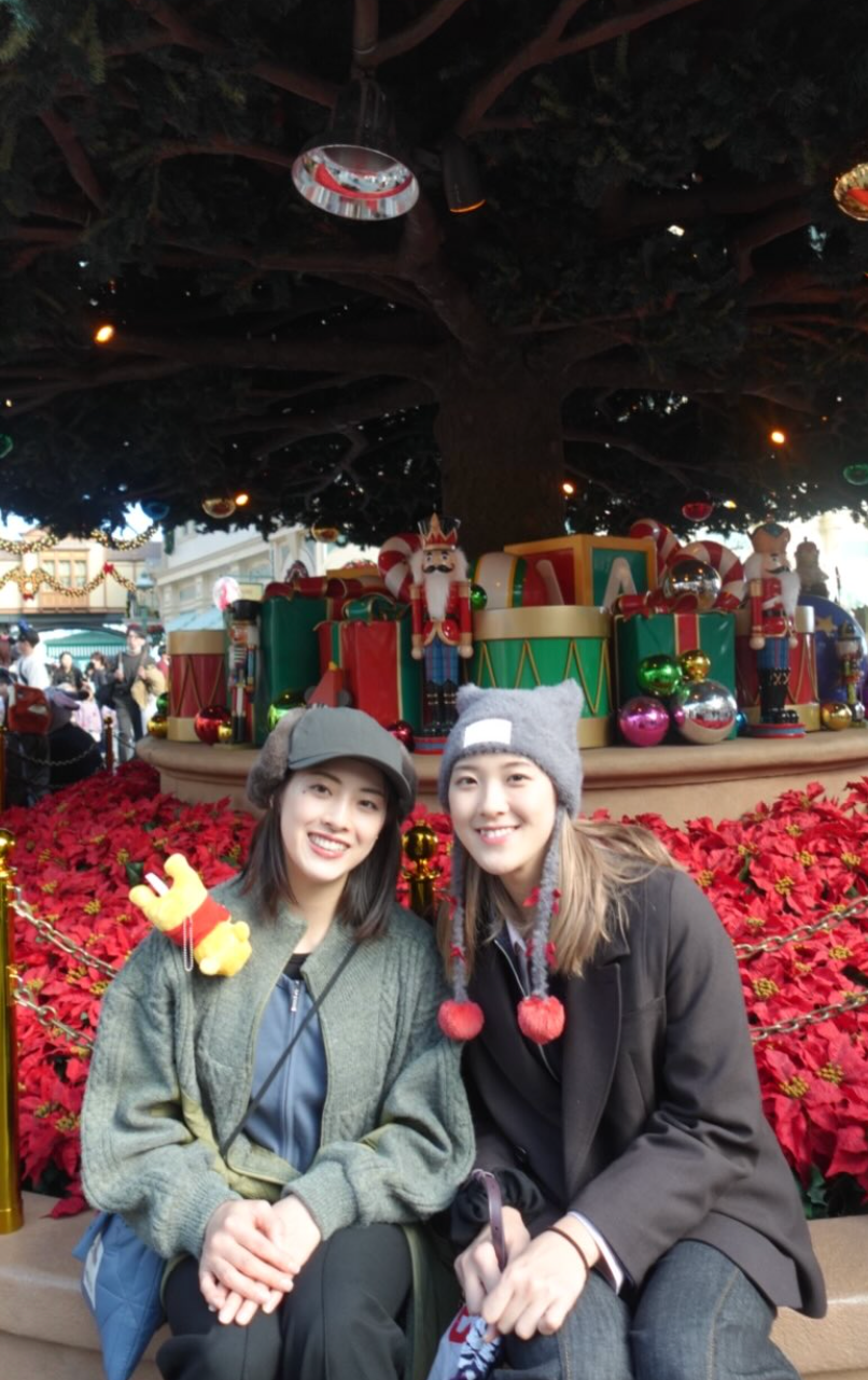 佐藤淑乃、ディズニーランドでクリスマスを満喫