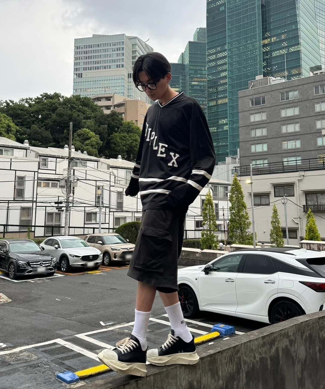 「めちゃかっこいいけどその格好で暑くないか？」人気アーティストが爆イケショット公開