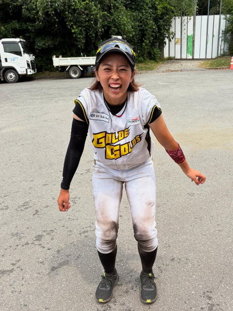 「頑張った証だよね」茨城ゴールデンゴールズ・ほさかなな、全身泥だらけで弾けるスマイル！