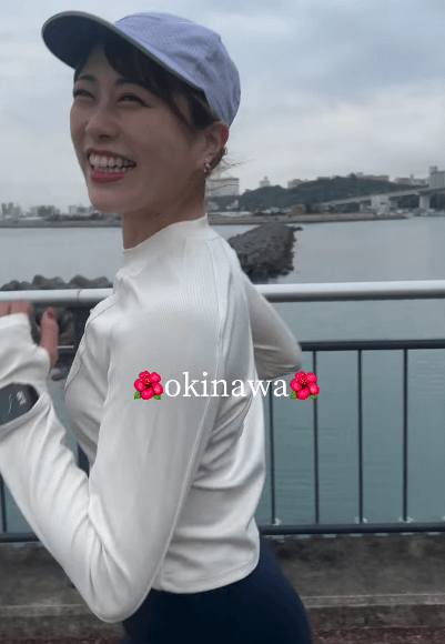 「かわいすぎです、癒されます」美女ランナー、沖縄の”海沿い・スマイルランニング”の笑顔が尊すぎると話題に「爽やかすぎた」