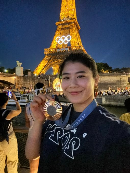 レスリング女子68キロ級・尾崎野乃香がエッフェル塔を前に銅メダル報告！