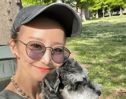 「はあ、幸せ時間」人気モデル、広大な公園で愛犬とお戯れ！癒しWORLDのフォト動画にファンヒーリング状態「おぉ～、可愛い」