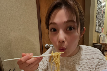 「東京の母に感謝！」井上咲楽、ぺえと回転寿司＆ラーメンを堪能