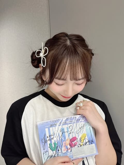 「ぎゅぅぅ♡ʾ」SWEET STEADY 塩川莉世が”リトグリ”からのプレゼントを抱きしめる幸せショットを投稿！