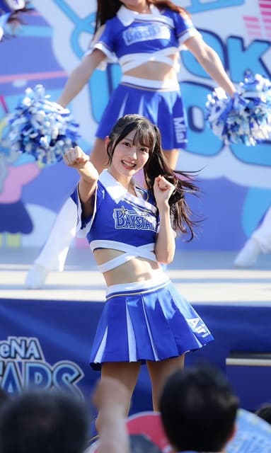 「キラキラしすぎ！！笑」AKB48 佐藤綺星がベイスターズ戦でチア姿を披露！楽しそうな姿にファンも笑顔