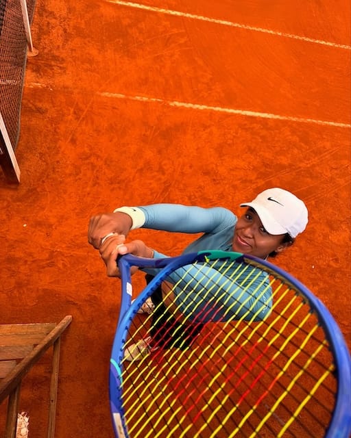 大坂なおみが青いウェア・ラケットで練習風景を公開！