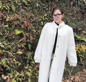 加護亜依、白のモコモココートで鎌倉散策「みたらし団子も堪能」