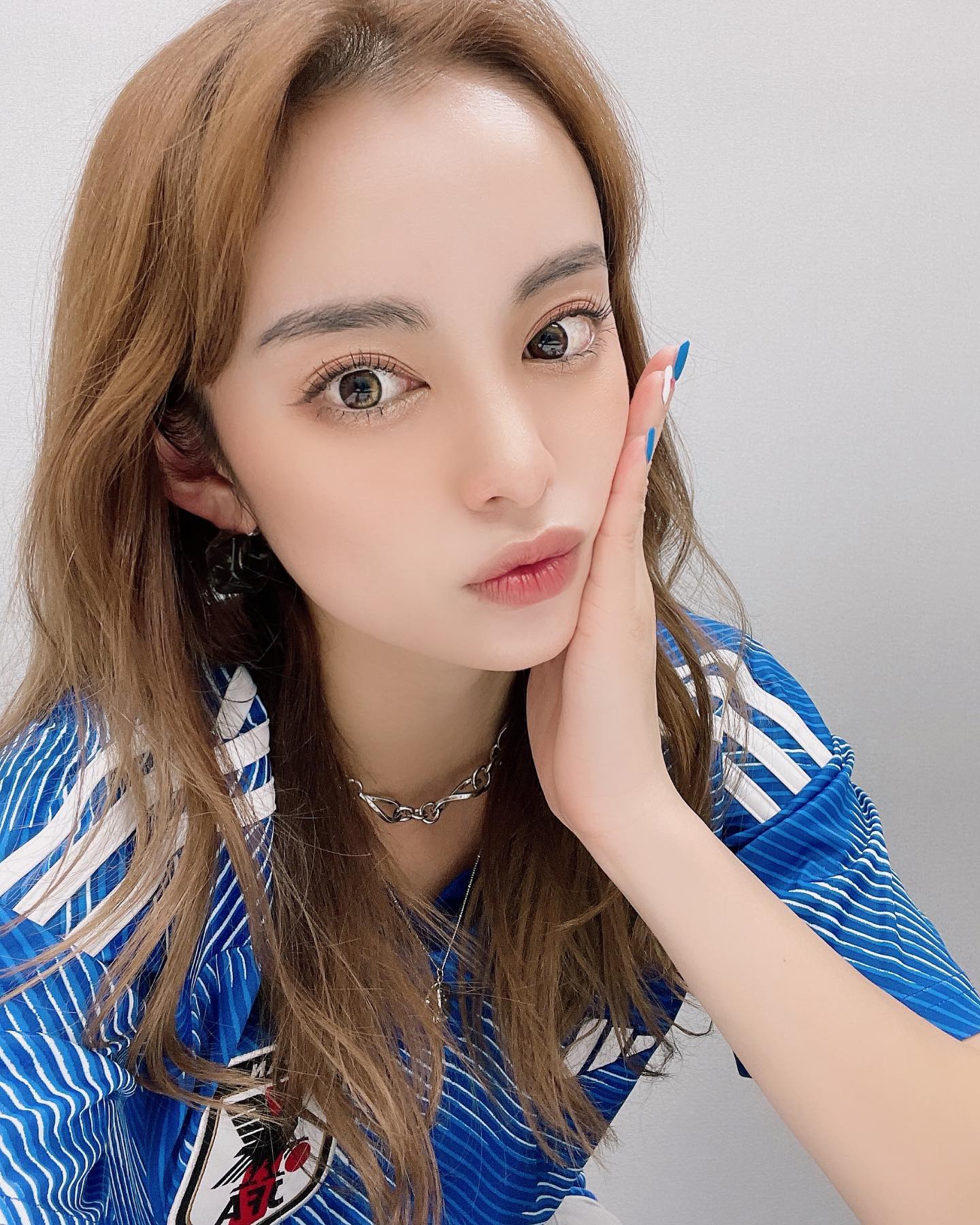 「あっちゅう間に10万人」W杯で話題の美女がフォロワー10万人達成に驚き❗️❓「目指せ100万👏👏」