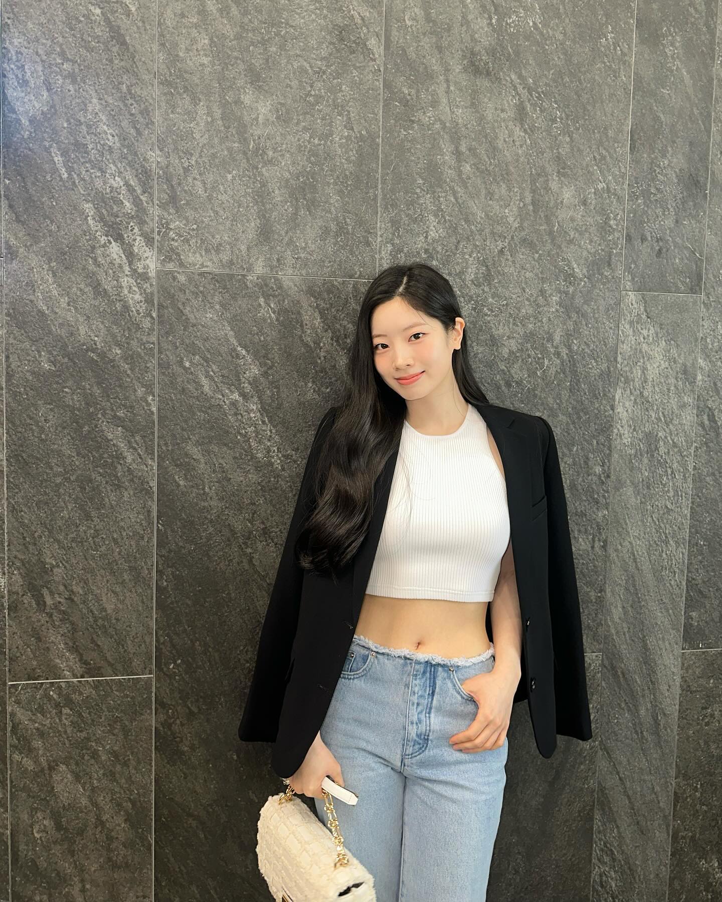 TWICEダヒョン、ヘソだし大胆ショットで美腹筋披露「I'm heading to Tokyo」