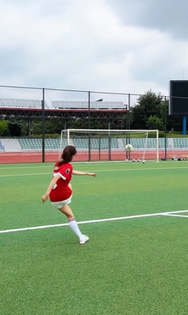 「最後は、これは無回転…？」サッカー激ウマ女優が見せた