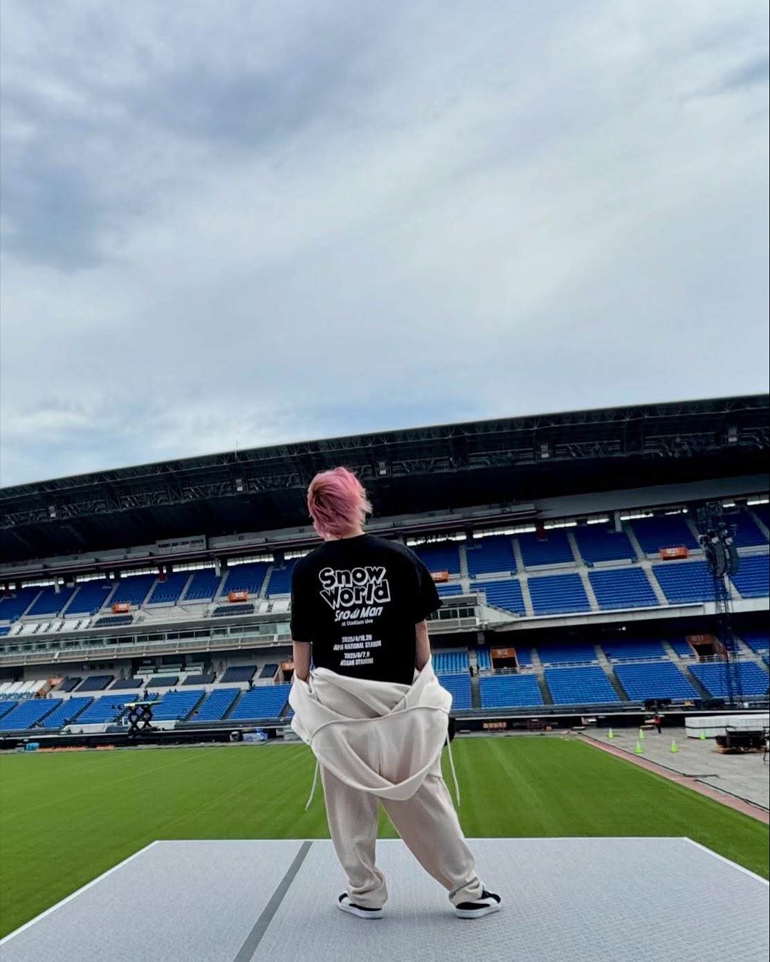 Snow Man佐久間大介、日産スタジアムライブのオフショット公開！「後ろ姿かっこいい…」