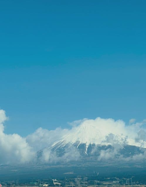 土井善晴、朝の絶景！青空と雪化粧の富士山を投稿「おはようございます ふじさんさん」