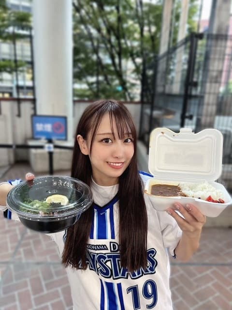 イコラブ 瀧脇笙古が横浜スタジアムでのシーズン最終戦を観戦！球場メシも堪能