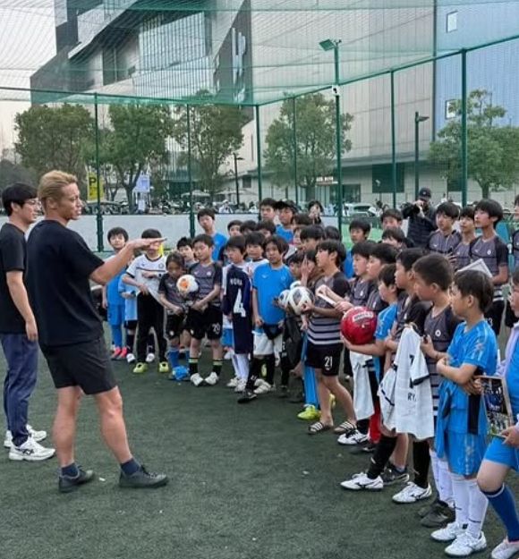 本田圭佑が上海の地で子どもたちと！最新ショットを公開