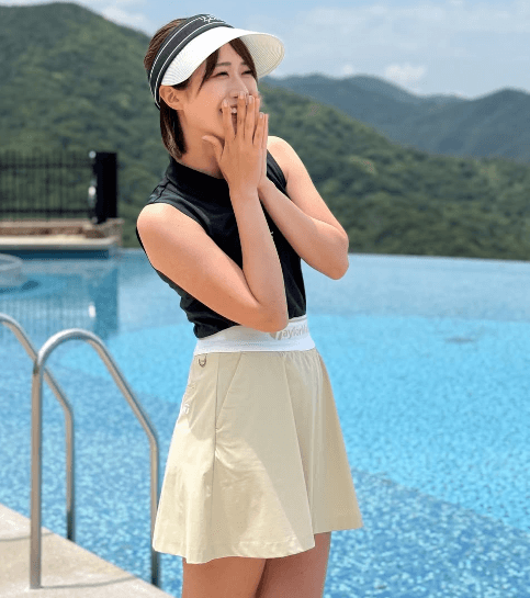 「美しい」ゴルフ美女子、絶景インフィニティプールをバックに”ウェア着用・美ショット”を公開！「You're gorgeous 」