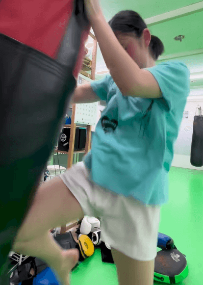 「君が戦いに勝つのを見たい！」人気女子キックボクサー、サンドバックに”ヒザ蹴り乱打ムービー”を披露しファン一斉拍手！