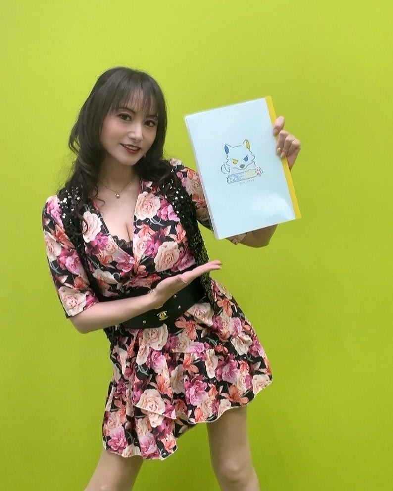 声優・たかはし智秋、お祝いの花束をイメージしたワンピースでの写真を公開「とっても可愛い」