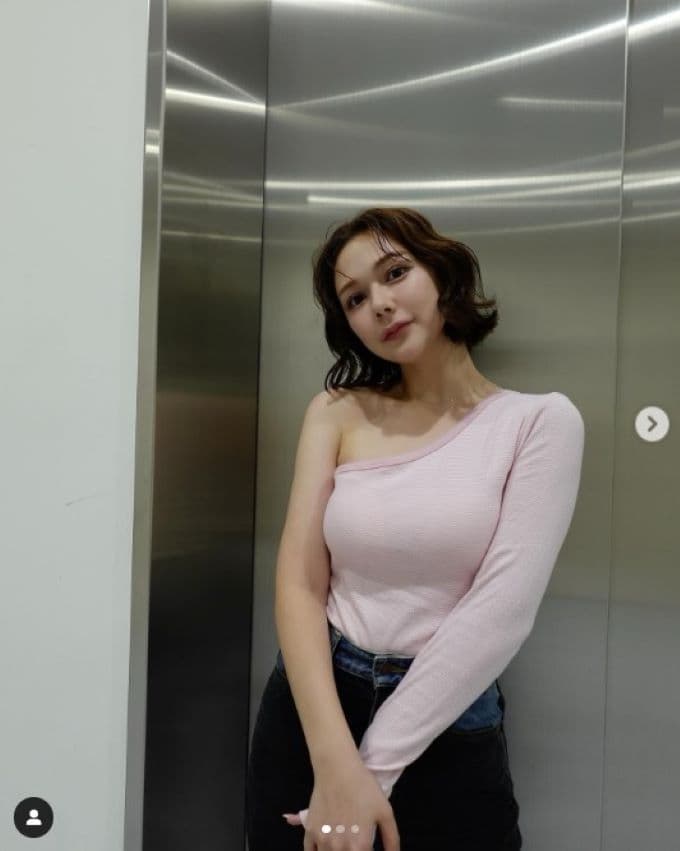 村重杏奈が肩出しショットを披露「今日はいつにも増してセクシーだぞ」などとファンをドキドキさせる