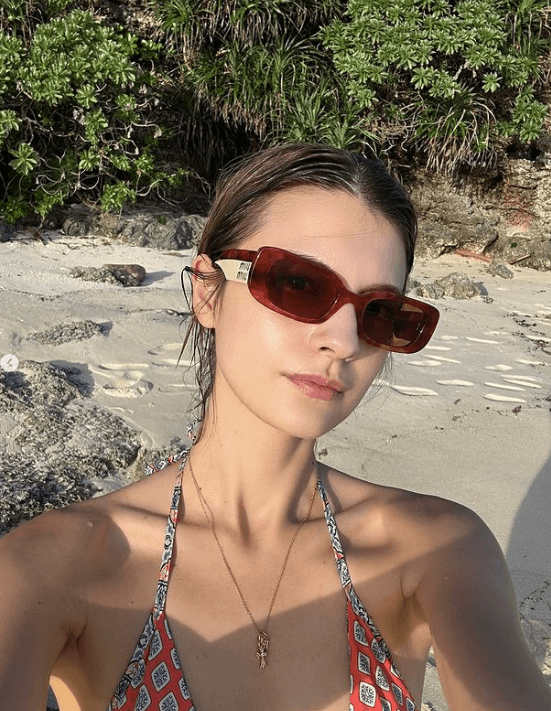 モデルのマギー、メンズが恋する太陽のヴィーナス・ショットを披露！