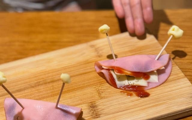 目が合うおつまみ！？漫画家・よこみねさやかの娘が「発想力が素晴らしい」と話題に！